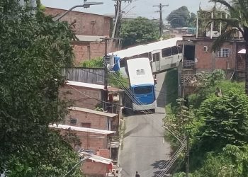 Serviço da Amazonas Energia causa interdição e acidente no Colônia Terra Nova