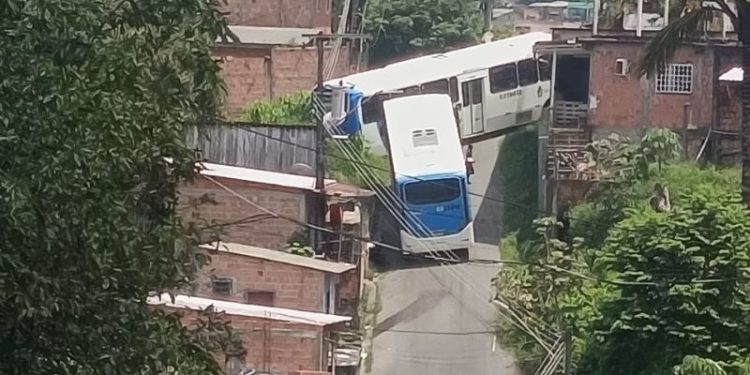 Serviço da Amazonas Energia causa interdição e acidente no Colônia Terra Nova