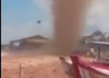 VÍDEO. Redemoinho causa pânico em Barreirinha