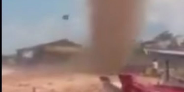 VÍDEO. Redemoinho causa pânico em Barreirinha