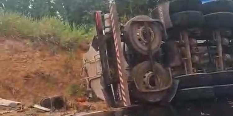 VÍDEO. Carreta tomba e motorista fica ferido