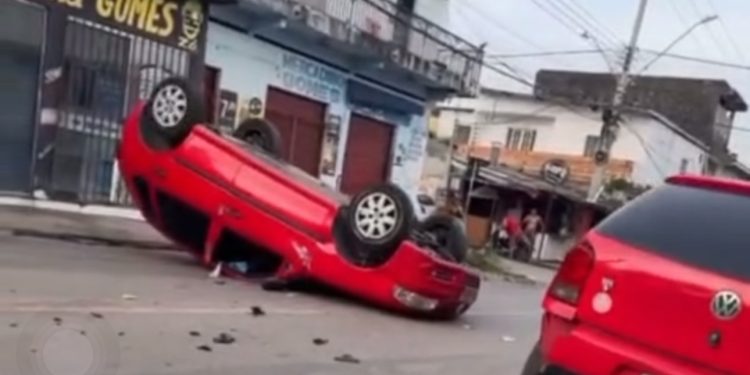 Mal súbito ao volante causa capotamento e bloqueia trânsito