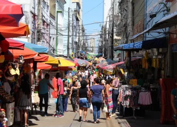 Vai aproveitar o feriado para comprar a roupa de Natal? Confira o horário do comércio