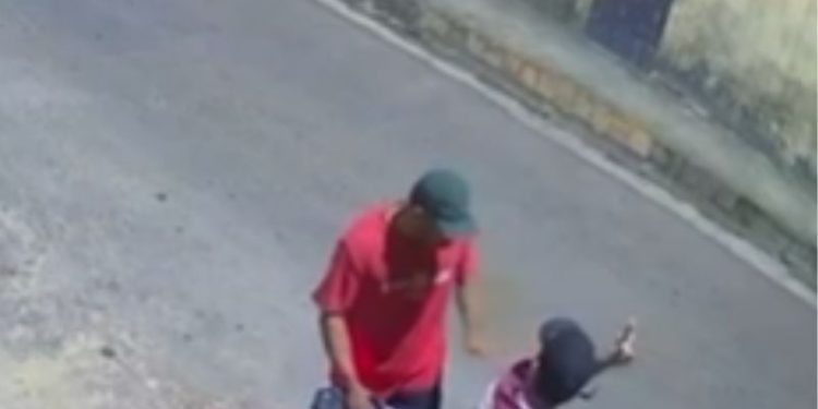 Criminoso saca arma da cintura e rouba moto em ação relâmpago no Tancredo Neves