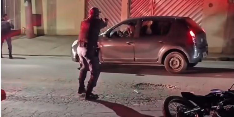 Perseguição policial acaba com ex-militar preso; fez reféns e tentou matar a esposa