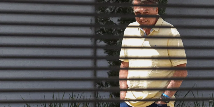 Bolsonaro é preso em caráter preventivo por violação de tornozeleira