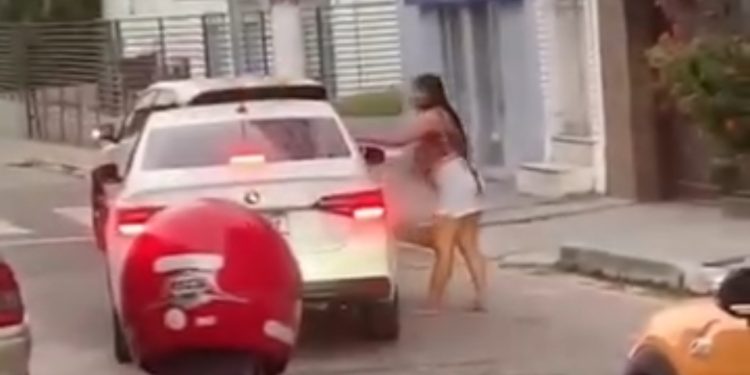 “Xibiu” disputado após saída de casa noturna; homens brigam por morena