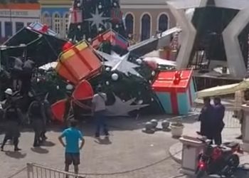 Guindaste despenca e árvore de Natal e toda a estrutura cai no Largo de São Sebastião