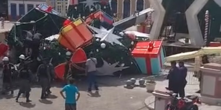 Guindaste despenca e árvore de Natal e toda a estrutura cai no Largo de São Sebastião
