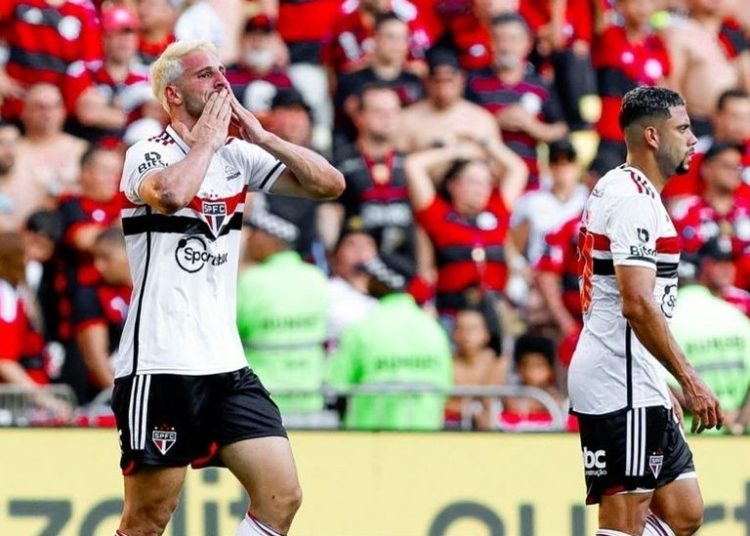 São Paulo vence juventude de 2×1 e volta ao oitavo lugar