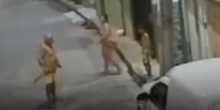 VÍDEO. Com facão na mão, vizinho ameaça crianças que jogaram a bola no portão