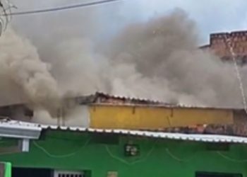 Incêndio atinge residência no bairro Mutirão; vizinhos tentaram evitar
