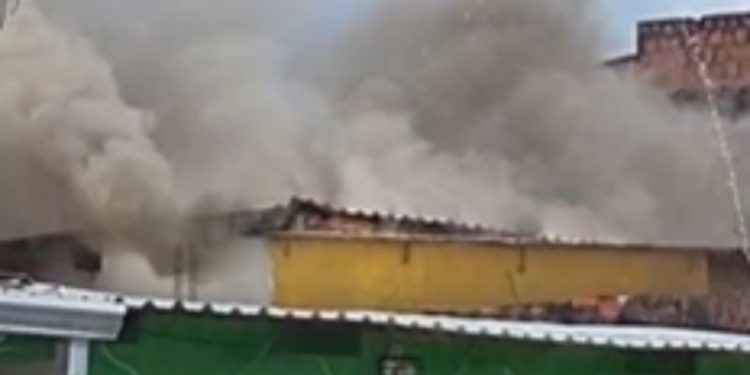 Incêndio atinge residência no bairro Mutirão; vizinhos tentaram evitar