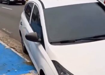 Buracudo! Carro fica preso em cratera ao tentar dar passagem para ambulância