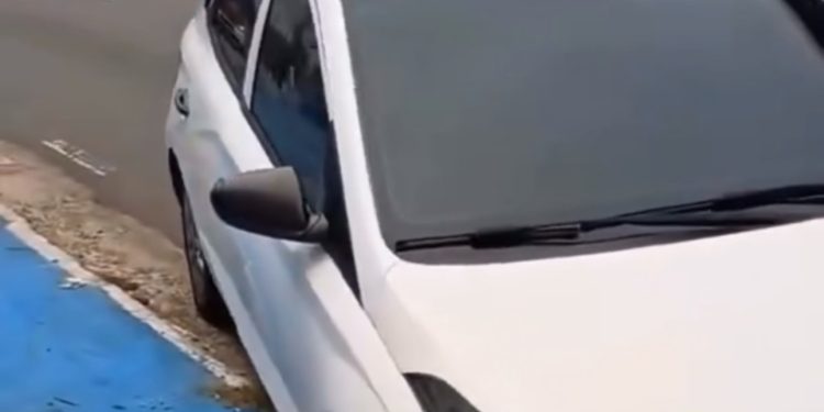 Buracudo! Carro fica preso em cratera ao tentar dar passagem para ambulância