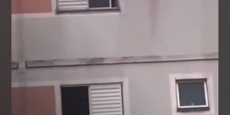 Ciúmes e medo de ser corno – Agrediu a companheira após ver conversas no celular da vítima; ela pulou pela janela
