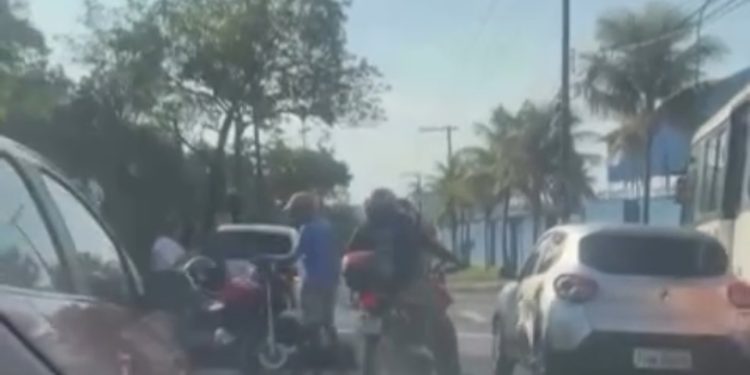 VÍDEO. Colisão deixa motora ferido e causa congestionamento
