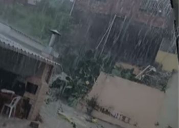 Forte chuva derruba muro de contenção e invade casa na Av. Margarita