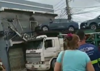 VÍDEO. Caminhão invade residência e bloqueia acesso na Zona Sul