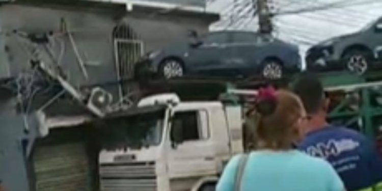 VÍDEO. Caminhão invade residência e bloqueia acesso na Zona Sul