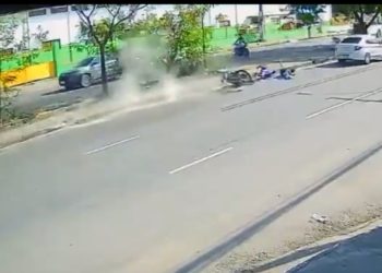 VÍDEO FORTE – Após se recusar a pagar danos no carro, motorista tentou passar por cima do motoqueiro