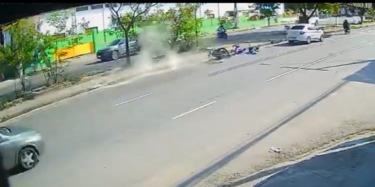 VÍDEO FORTE – Após se recusar a pagar danos no carro, motorista tentou passar por cima do motoqueiro