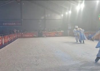Pista de patinação no gelo encanta visitantes no “Um Sonho Mágico de Natal”