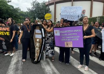 Professores de Manaus entram em greve total