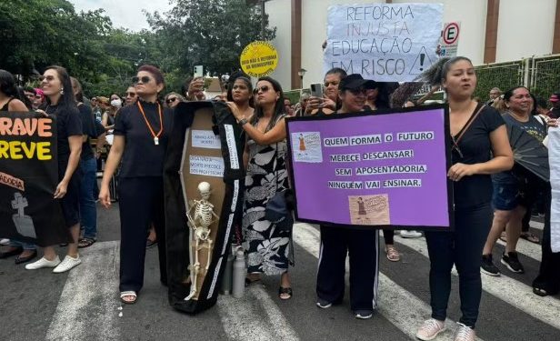 Professores de Manaus entram em greve total