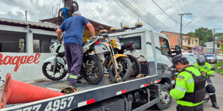 Fiscalização de Trânsito da Prefeitura de Manaus resulta em remoção de 13 Motocicletas na zona norte
