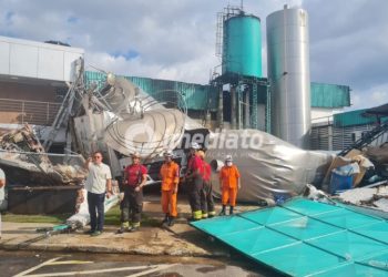 DOIS TONÉIS DA FÁBRICA DE VINAGRE DESABAM EM MANAUS