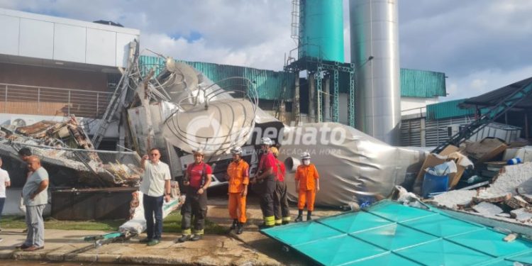 DOIS TONÉIS DA FÁBRICA DE VINAGRE DESABAM EM MANAUS