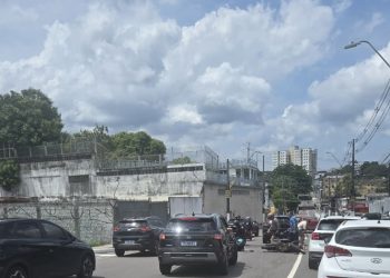 Trânsito parado após colisão com motociclistas no São Jorge