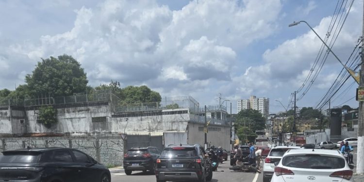 Trânsito parado após colisão de motociclista na traseira de carro no São Jorge