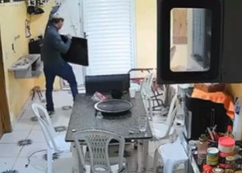 VÍDEO. Fez refém a moradora e levou tudo da casa com apoio de comparsa