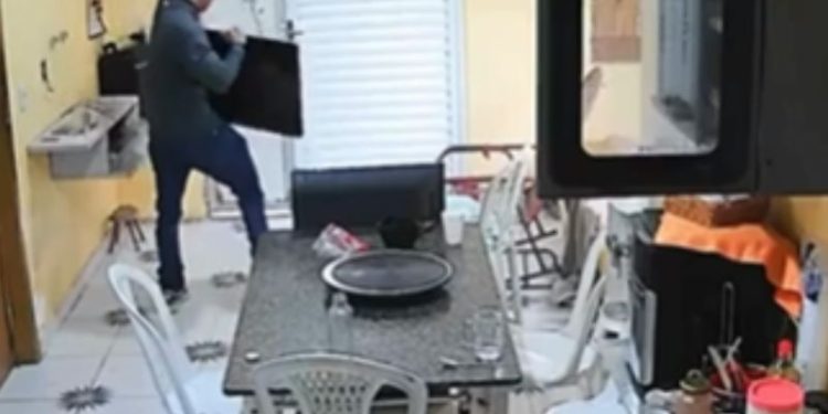 VÍDEO. Fez refém a moradora e levou tudo da casa com apoio de comparsa