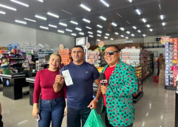 Cliente do Supermercado Viera topa desafio e tem um minuto para encher o carrinho