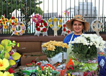 UM ‘ DINDIN’ EXTRA – Dia dos Finados movimenta comércio de velas e flores