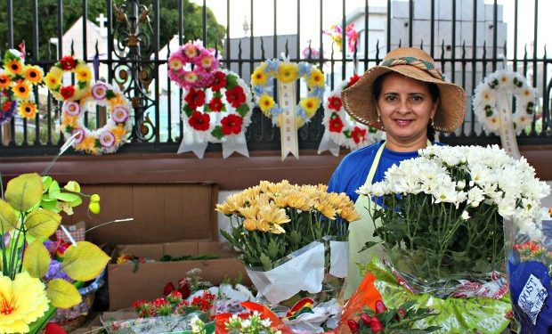 UM ‘ DINDIN’ EXTRA – Dia dos Finados movimenta comércio de velas e flores