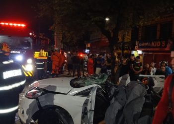 MORTE INSTANTÂNEA – Carro capota e bate de frente na árvore