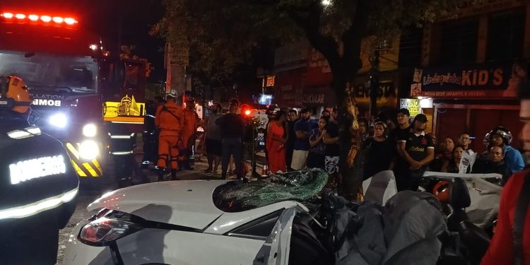 MORTE INSTANTÂNEA – Carro capota e bate de frente na árvore