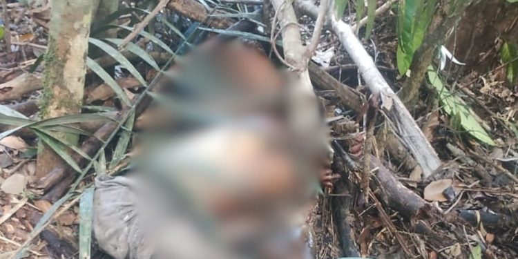 No Tarumã, corpo de homem é achado com sinais de tortura e objeto no 'toba'