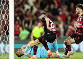 Flamengo é derrotado pelo Fluminense, mas segue na liderança do Brasileirão