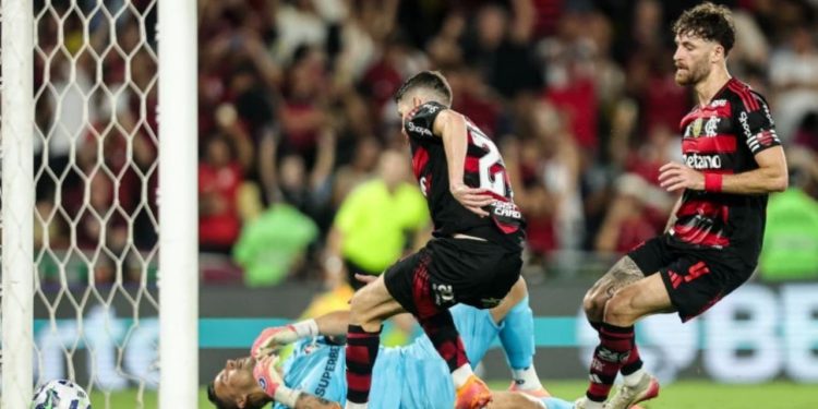 Flamengo é derrotado pelo Fluminense, mas segue na liderança do Brasileirão