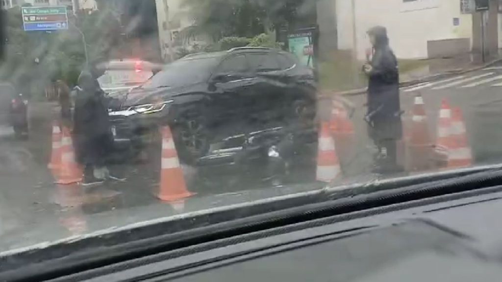 pós avançar o sinal vermelho, motociclista fica com fratura na perna na Djalma Batista