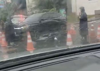 pós avançar o sinal vermelho, motociclista fica com fratura na perna na Djalma Batista