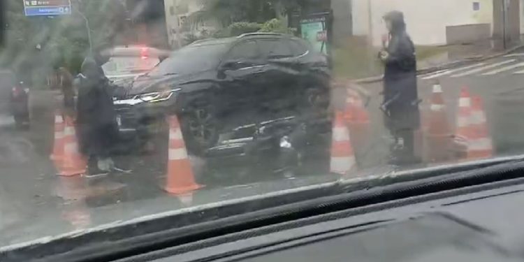 pós avançar o sinal vermelho, motociclista fica com fratura na perna na Djalma Batista