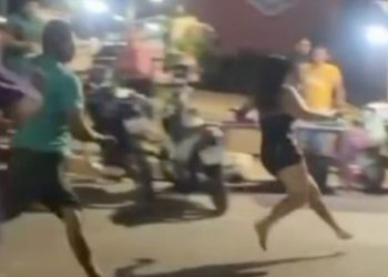 Vídeo mostra mulher sendo perseguida por homem com terçado durante confusão