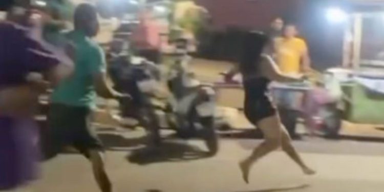 Vídeo mostra mulher sendo perseguida por homem com terçado durante confusão