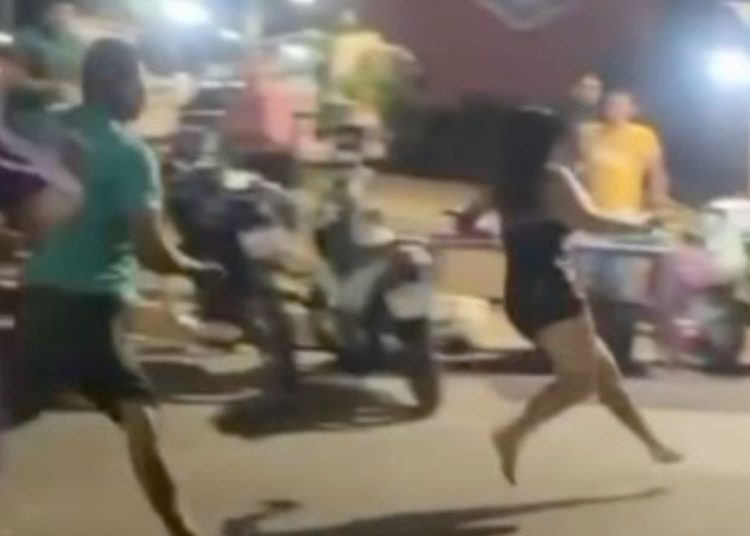 Vídeo mostra mulher sendo perseguida por homem com terçado durante confusão
